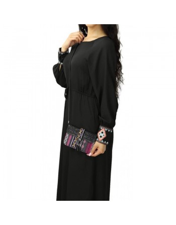 Robe longue noire avec ceinture intégrée et broderies au niveau des manches 