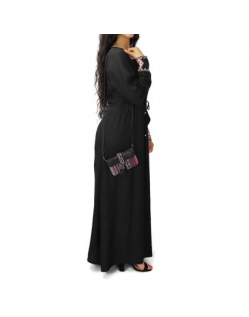 Robe longue noire avec ceinture intégrée et broderies au niveau des manches 