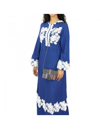 Robe bleue évasée avec broderies blanches et capuche 