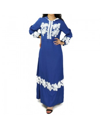 Robe bleue évasée avec broderies blanches et capuche 