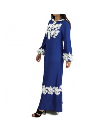 Robe bleue évasée avec broderies blanches et capuche 
