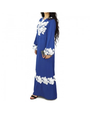 Robe bleue évasée avec broderies blanches et capuche 
