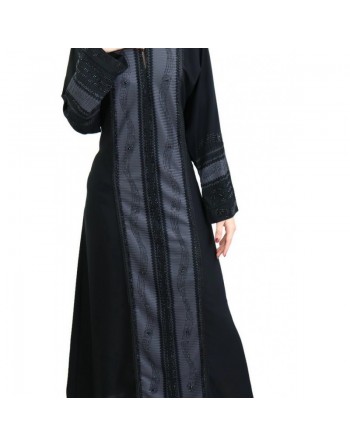 Abaya Dubaï noire satinée avec nombreux strass noirs et broderies avec son écharpe assortie 