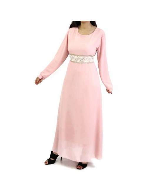 Robe longue fluide avec broderies blanches et dorées pour femme - Couleur rose claire ou Saumon Robe longue fluide avec broderies blanches et dorées pour femme - Couleur rose claire ou Saumon