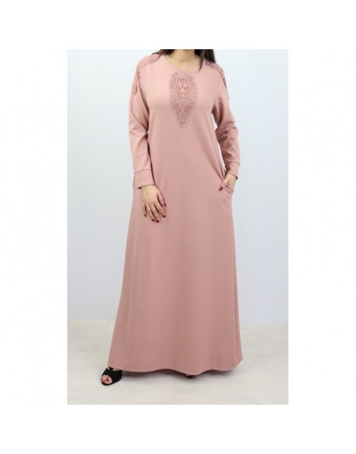 Robe maxi-longue évasée avec poches et broderies de couleur Rose pale - Marque Amelis pour femme Robe maxi-longue évasée avec poches et broderies de couleur Rose pale - Marque Amelis pour femme
