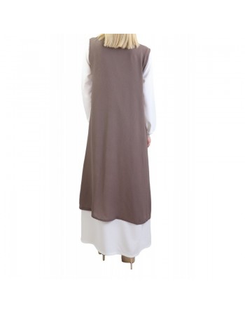 Gilet long perlé de couleur taupe 