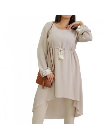 Tunique ample et originale pour femme avec cordon à pompons et strass sur les manches - Couleur Beige 