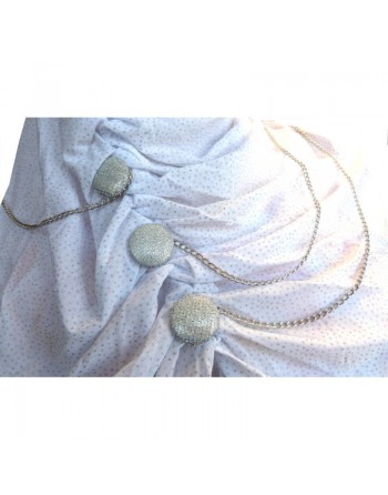 Hijab blanc pailleté avec boutons et chaines fines 