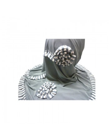 Hijab une pièce gris souris garni d'une fleur et de bordures à rayures 