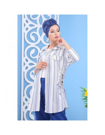 Chemise mi-longue style corsaire de couleur blanche et bleue 