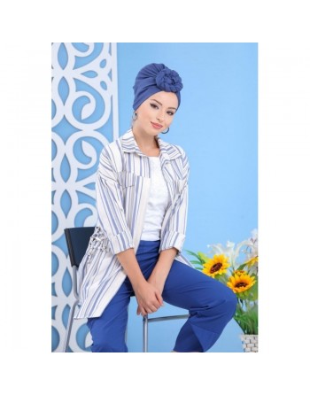 Chemise mi-longue style corsaire de couleur blanche et bleue 