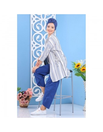 Chemise mi-longue style corsaire de couleur blanche et bleue 
