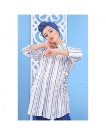 Chemise mi-longue style corsaire de couleur blanche et bleue 