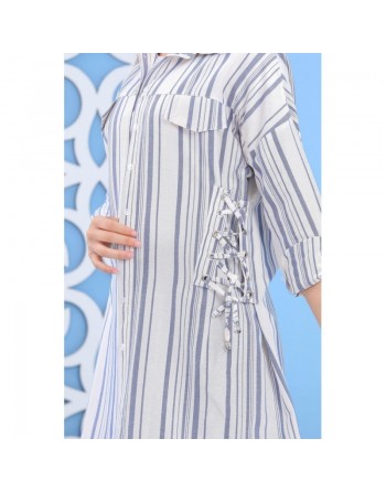 Chemise mi-longue style corsaire de couleur blanche et bleue 
