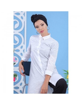 Chemise femme longue blanche avec légers motifs satinés 