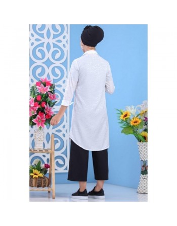 Chemise femme longue blanche avec légers motifs satinés 