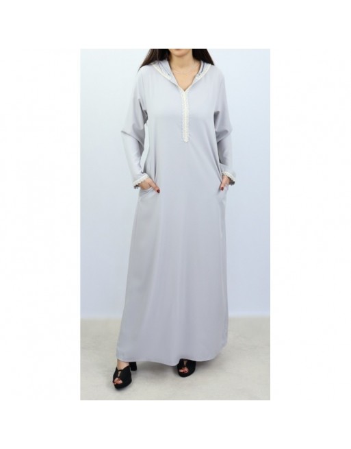 Jellaba marocaine pour femme (Robe maxi-longue) avec dentelle et capuche - Couleur gris clair Jellaba marocaine pour femme (Robe maxi-longue) avec dentelle et capuche - Couleur gris clair
