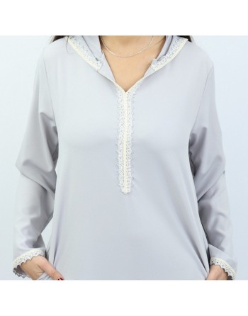 Jellaba marocaine pour femme (Robe maxi-longue) avec dentelle et capuche - Couleur gris clair 