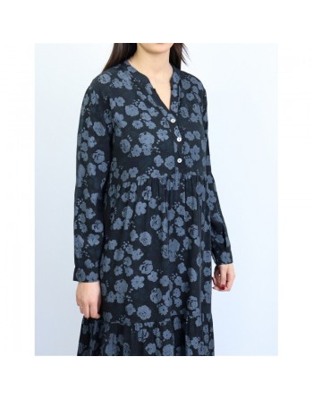 Robe noire avec motifs fleurs 