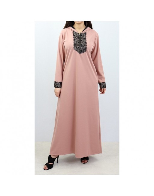 Robe longue type abaya marocaine pour femme avec capuche et motifs dorés - Couleur rose pale Robe longue type abaya marocaine pour femme avec capuche et motifs dorés - Couleur rose pale