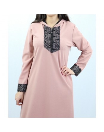 Robe longue type abaya marocaine pour femme avec capuche et motifs dorés - Couleur rose pale 