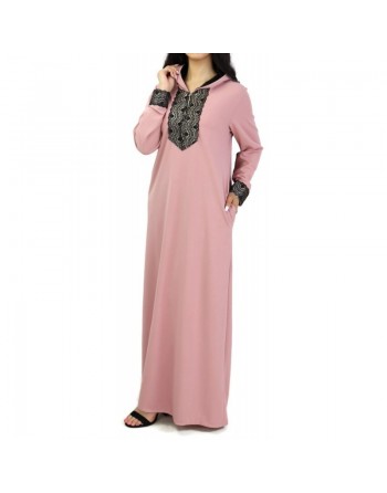 Robe longue type abaya marocaine pour femme avec capuche et motifs dorés - Couleur rose pale 
