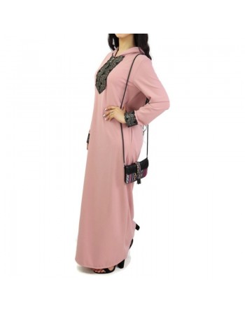 Robe longue type abaya marocaine pour femme avec capuche et motifs dorés - Couleur rose pale 