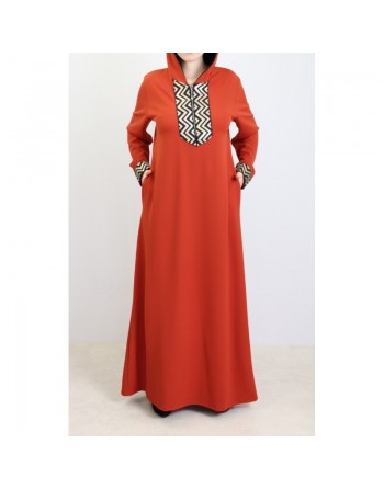 Robe longue type abaya marocaine pour femme avec capuche et motifs dorés - Couleur rouille 