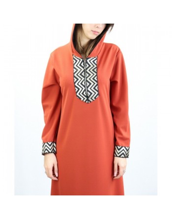 Robe longue type abaya marocaine pour femme avec capuche et motifs dorés - Couleur rouille 