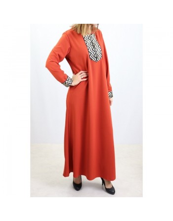 Robe longue type abaya marocaine pour femme avec capuche et motifs dorés - Couleur rouille 