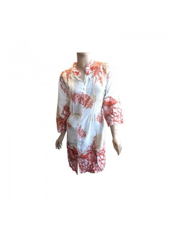 Chemise-tunique blanche avec des parties de fleur rose 