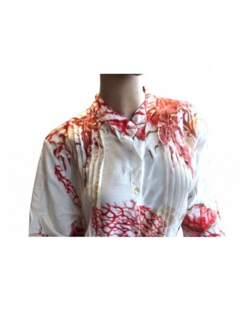 Chemise-tunique blanche avec des parties de fleur rose 