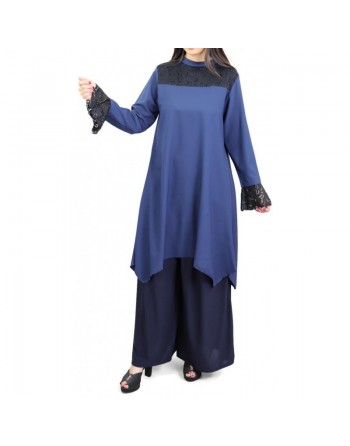 Tunique ample de couleur bleu marine avec dentelles noires 