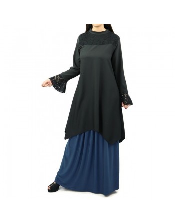 Tunique ample de couleur noire avec dentelles noires 