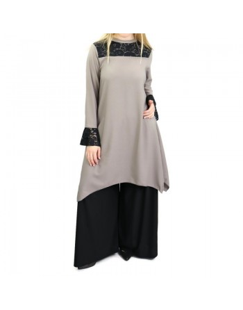 Tunique ample de couleur taupe avec dentelles noires 