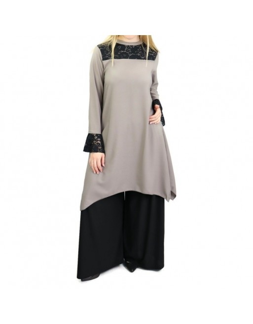 Tunique ample de couleur taupe avec dentelles noires Tunique ample de couleur taupe avec dentelles noires