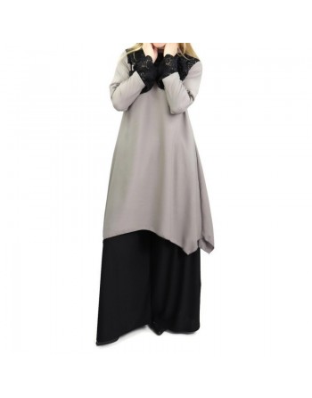 Tunique ample de couleur taupe avec dentelles noires 