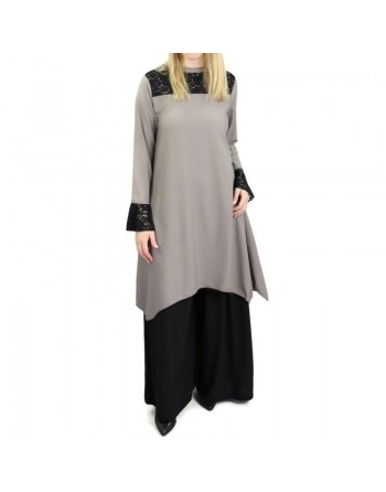 Tunique ample de couleur taupe avec dentelles noires 