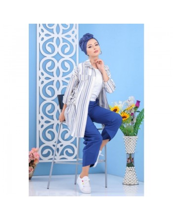 Chemise mi-longue style corsaire de couleur blanche et bleue 