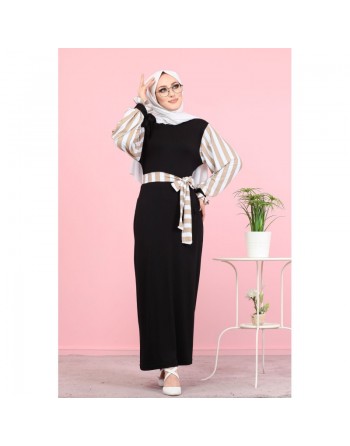 Robe longue noire avec manches et ceinture à rayures camel et blanches 