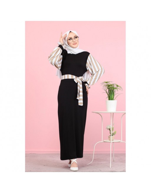 Robe longue noire avec manches et ceinture à rayures camel et blanches Robe longue noire avec manches et ceinture à rayures camel et blanches