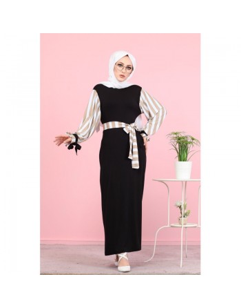 Robe longue noire avec manches et ceinture à rayures camel et blanches 