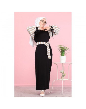Robe longue noire avec manches et ceinture à rayures camel et blanches 