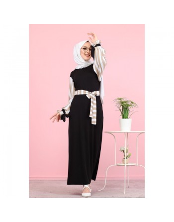 Robe longue noire avec manches et ceinture à rayures camel et blanches 