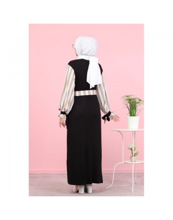 Robe longue noire avec manches et ceinture à rayures camel et blanches 