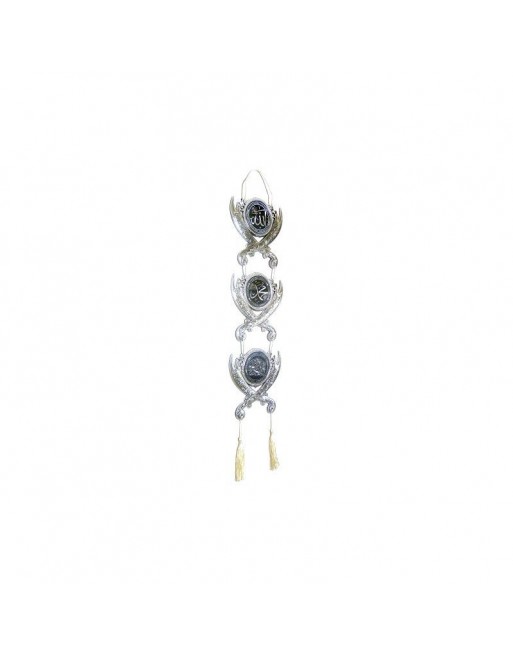 Pendentif argenté avec pompons constitué de trois parties rondes 