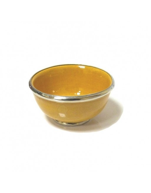 Bol moyen en poterie marocain de couleur jaune émaillé et cerclé de métal argenté Bol moyen en poterie marocain de couleur jaune émaillé et cerclé de métal argenté