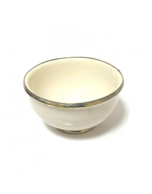 Grand bol en poterie marocain de couleur blanche émaillé et cerclé de métal argenté Grand bol en poterie marocain de couleur blanche émaillé et cerclé de métal argenté